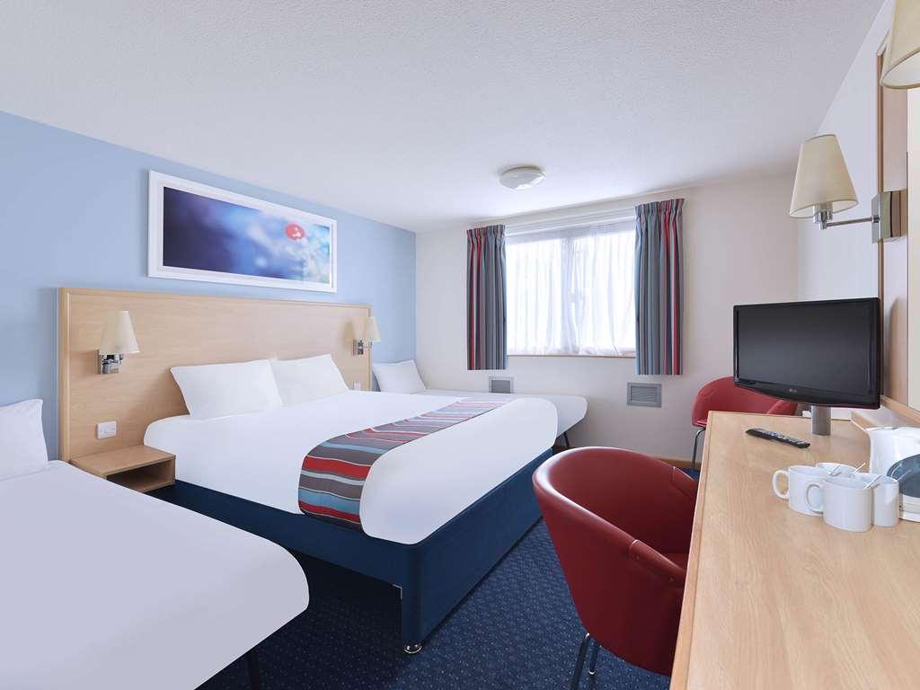 Travelodge Aberdeen Airport Szoba fotó